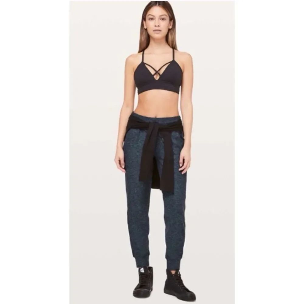Lululemon Ready to Rulu Jogger 29"
Heathered True Navy / Black ~ Size 4
